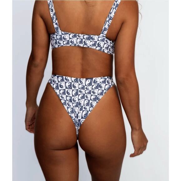 Skatie X Salty Blonde• ‘Kelly’ Bikini Bottom in BARBADOS Ying Yang - Picture 4 of 11